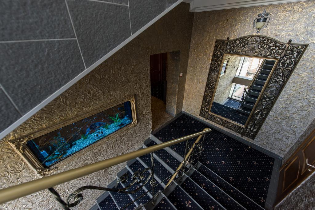 Premium Hotel Tsjernivsi Buitenkant foto