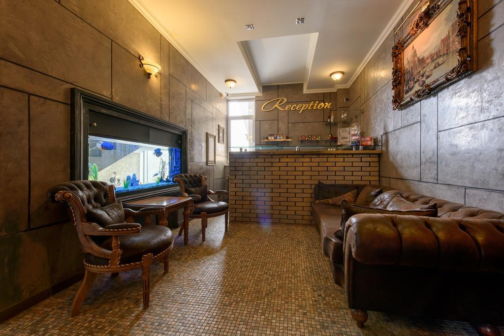 Premium Hotel Tsjernivsi Buitenkant foto