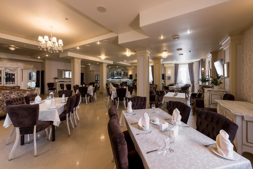 Premium Hotel Tsjernivsi Buitenkant foto