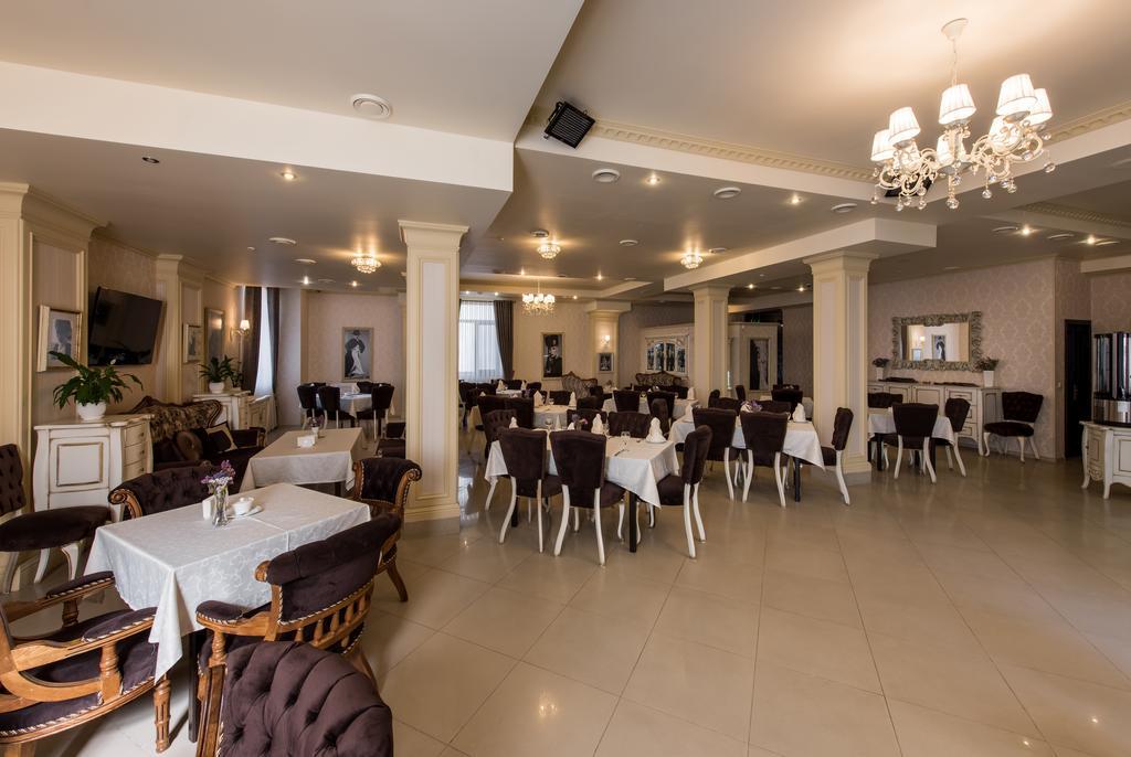 Premium Hotel Tsjernivsi Buitenkant foto