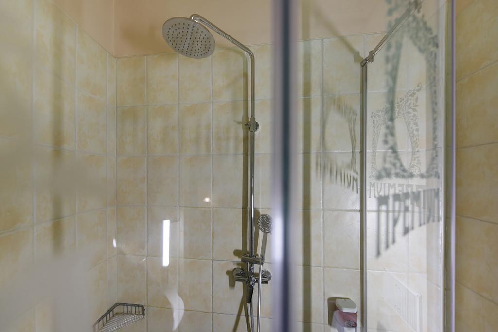 Premium Hotel Tsjernivsi Buitenkant foto