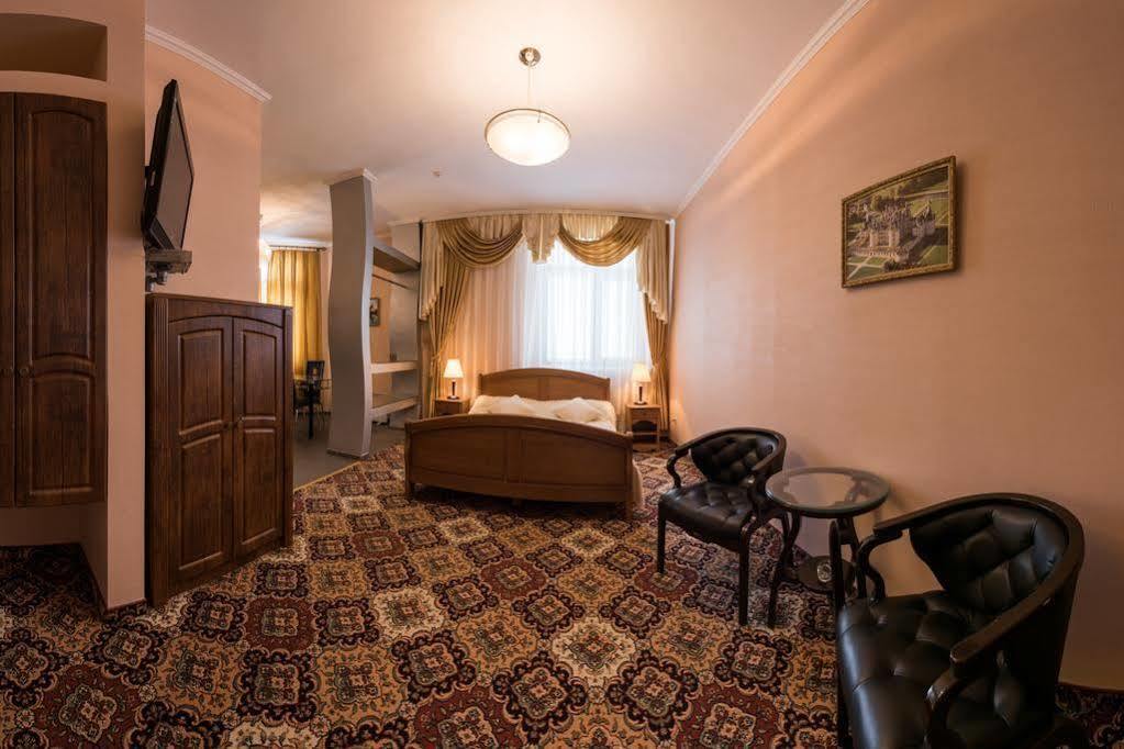 Premium Hotel Tsjernivsi Buitenkant foto