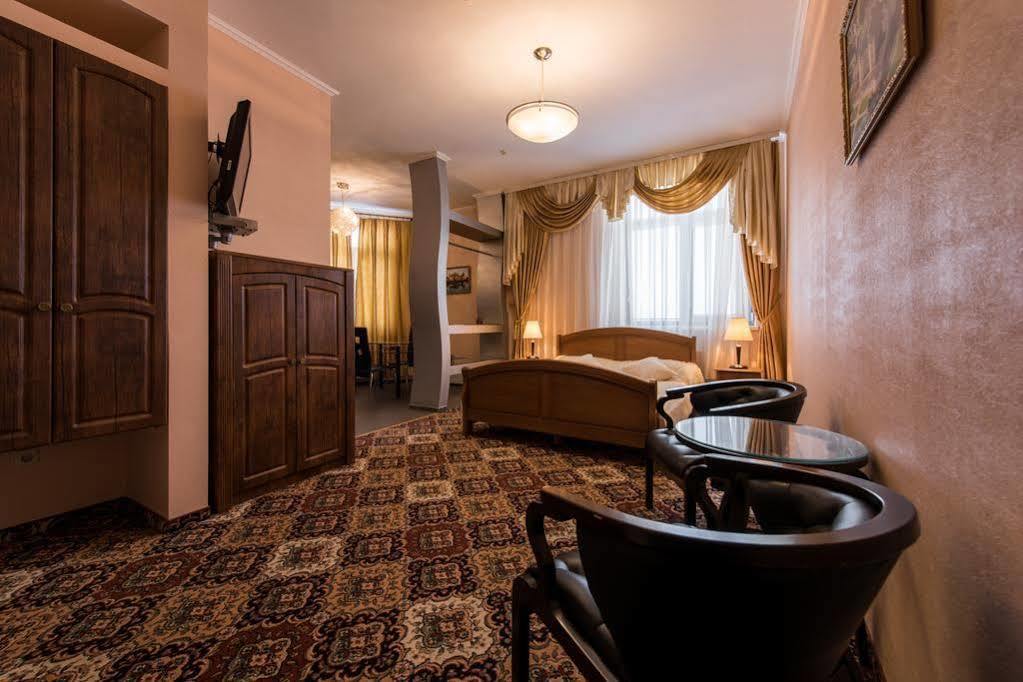 Premium Hotel Tsjernivsi Buitenkant foto