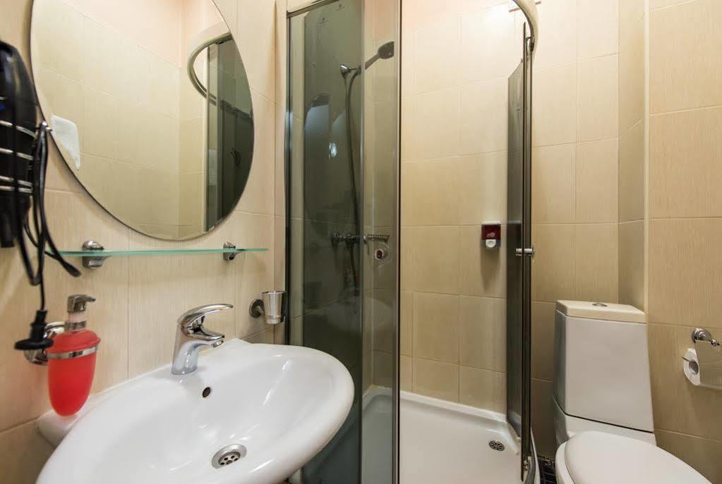Premium Hotel Tsjernivsi Buitenkant foto